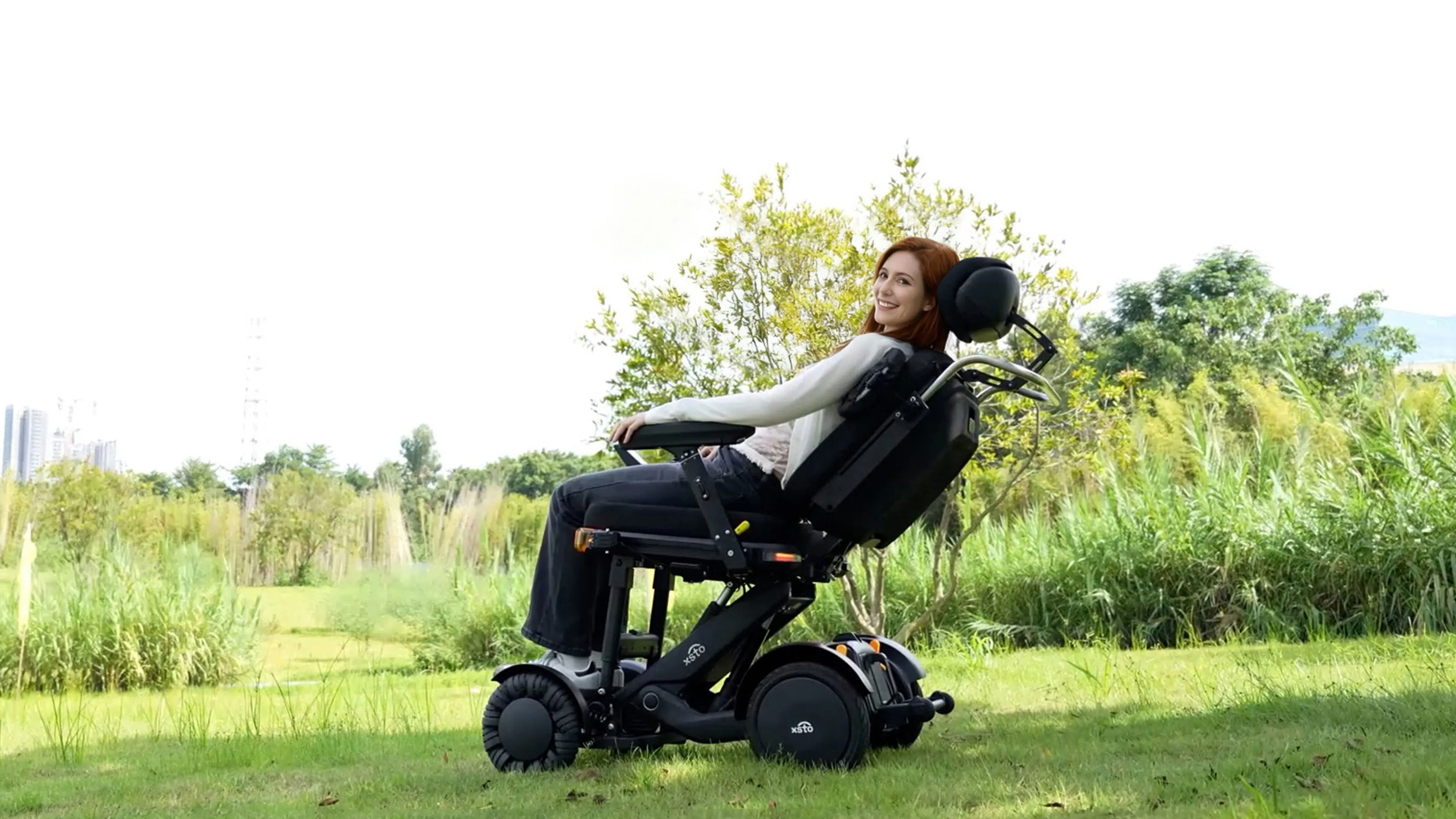 Utilisatrice du M4 Pro avec lift électrique en position décontractée