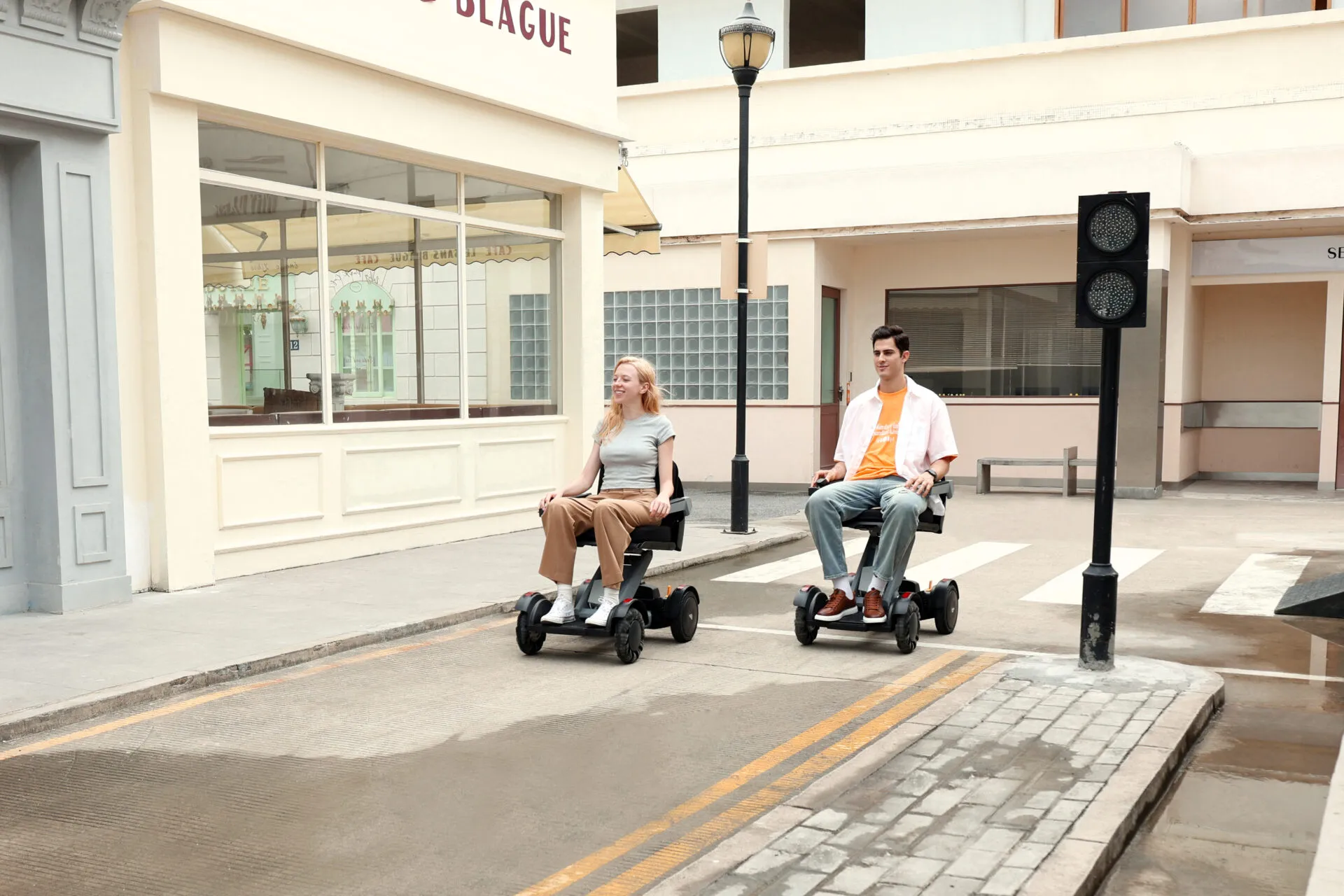 Couple utilisant le M4 Pro à un passage piéton en milieu urbain