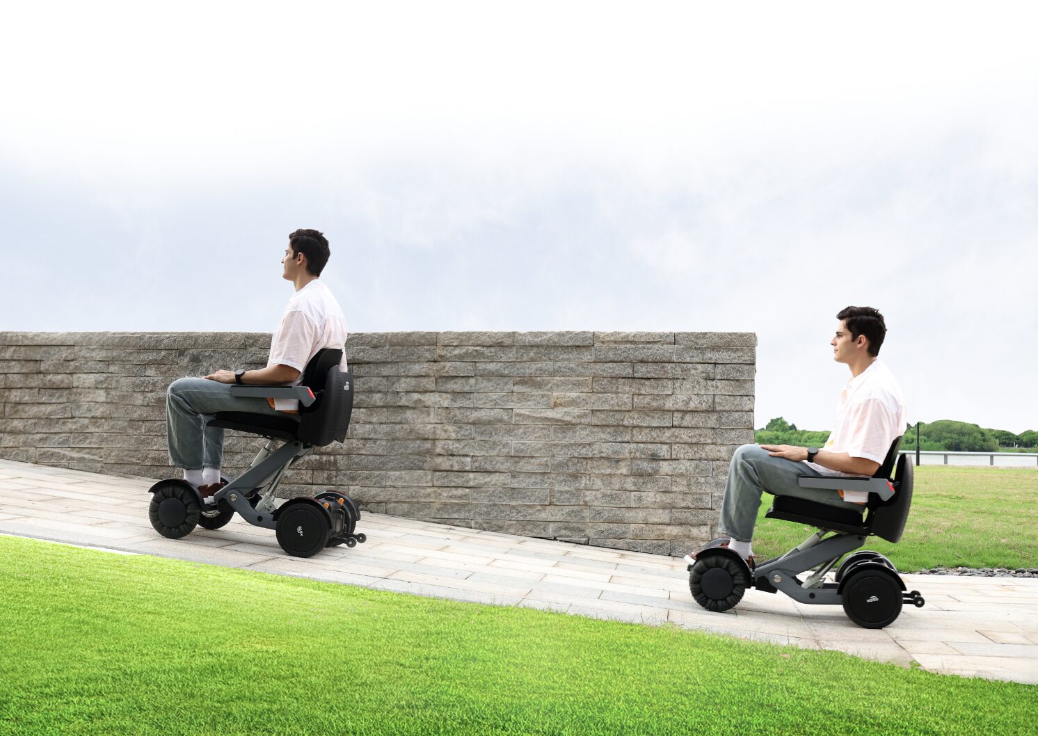 Fauteuil roulant électrique M4 Pro by XSTO en scène lifestyle extérieure