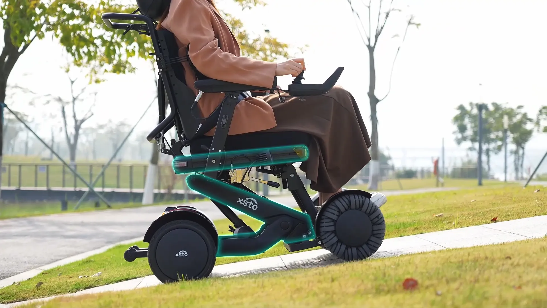 Couple utilisant le M4 Pro à un passage piéton en milieu urbain