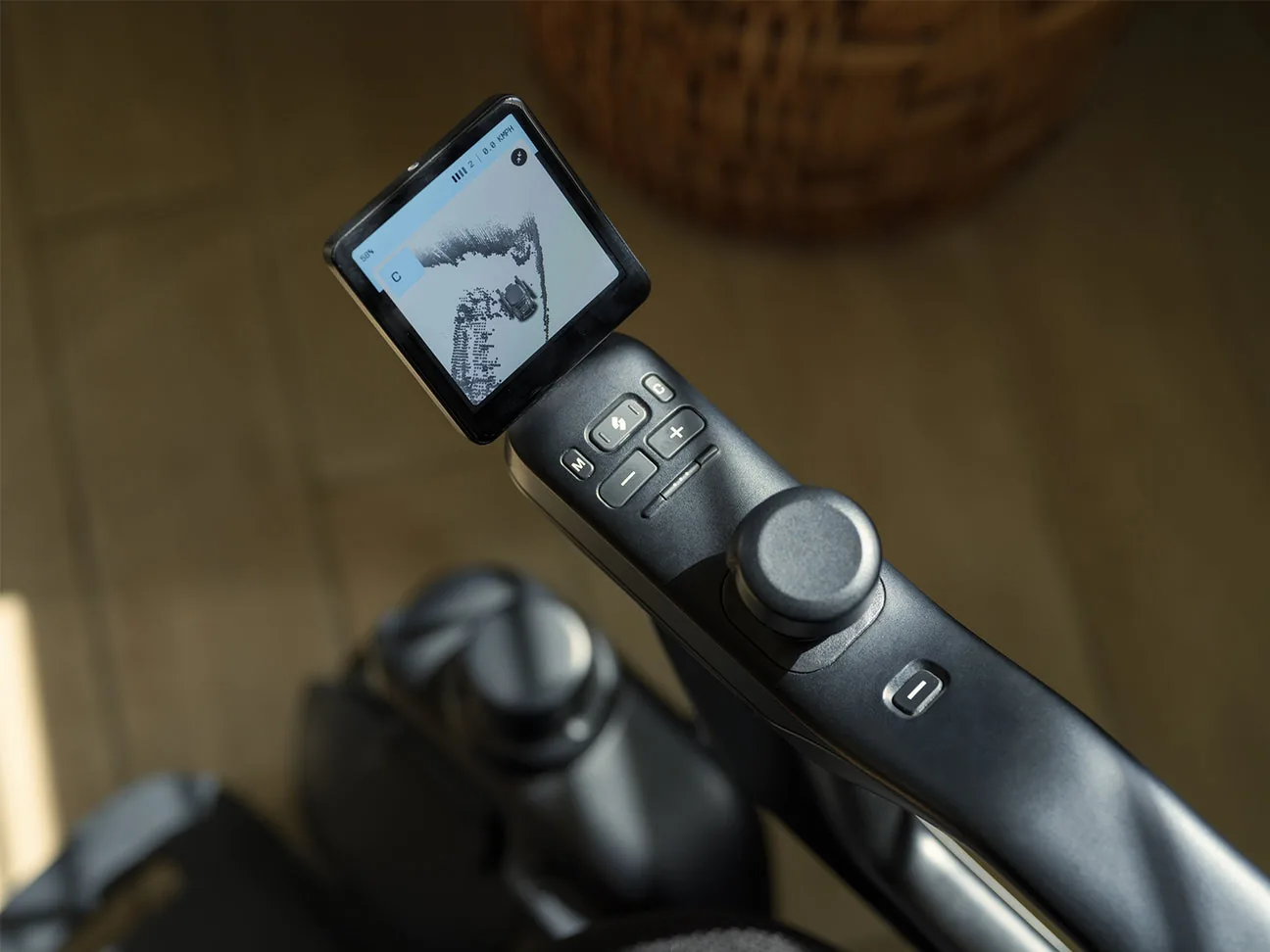 Écran tactile et joystick de l'accoudoir du Strutt ev¹c