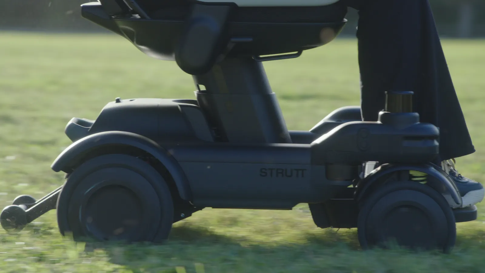 Le Strutt ev¹e roule sur l'herbe grâce au Quad-Drive