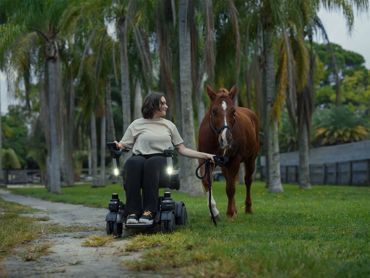Le Strutt ev¹c est un fauteuil électrique intelligent qui perçoit son environnement à 360° grâce à 20 capteurs, évite les obstacles et vous conduit vers vos lieux favoris, à la maison comme en ville.