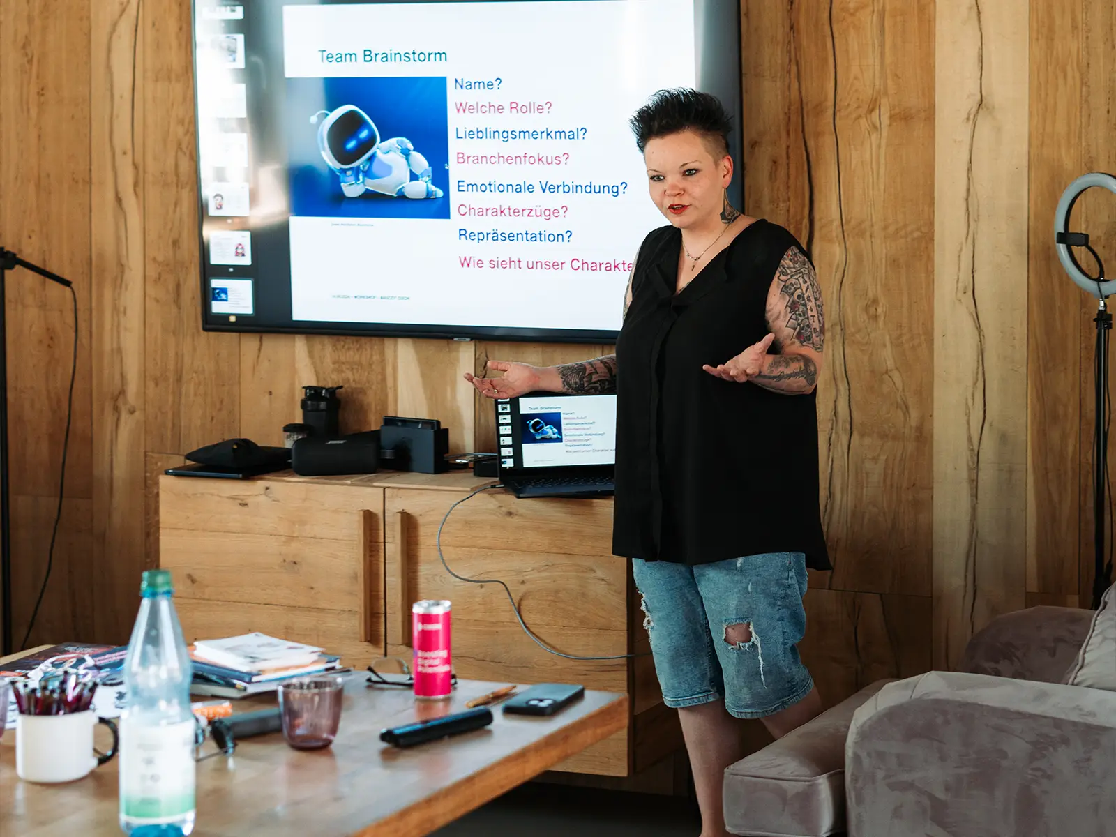 Kim Weber während eines Strategie-Workshops: konzentrierte Atmosphäre, kreative Tools, Fokus auf Markenentwicklung.