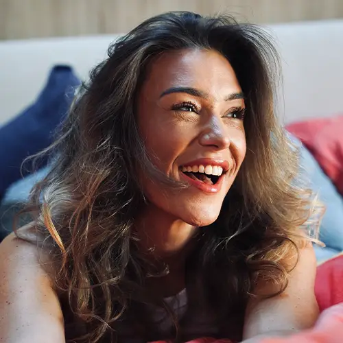 Anna Hahn, Gründerin von Anatomie Coaching – lachend und authentisch, symbolisiert die positive Energie und Persönlichkeit hinter der Marke Anatomie.Coaching.