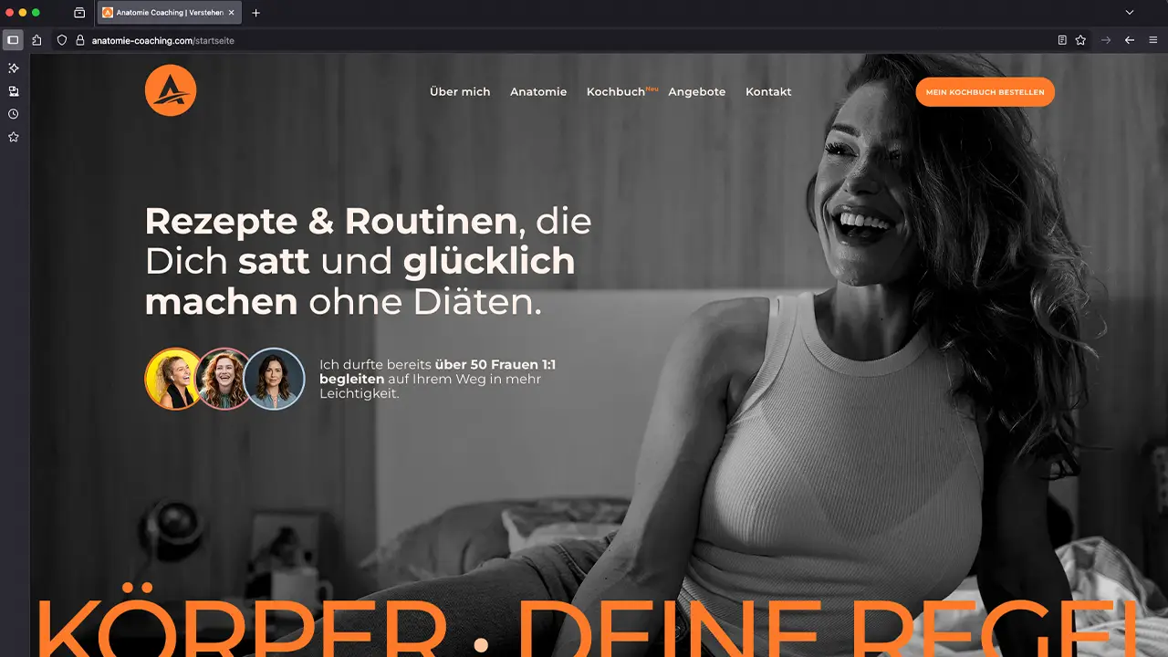 Startseite der Anatomie-Coaching-Webflow-Website mit Hero-Bild von Anna Hahn, Call-to-Action und klarer Markenbotschaft in Orange und Schwarz, gestaltet von Kim Weber.