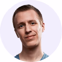 Portrait d'un homme souriant avec un t-shirt bleu clair sur fond clair circulaire.