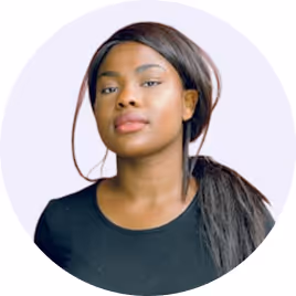 Portrait d'une femme noire aux cheveux longs attachés portant un t-shirt noir, sur fond clair.