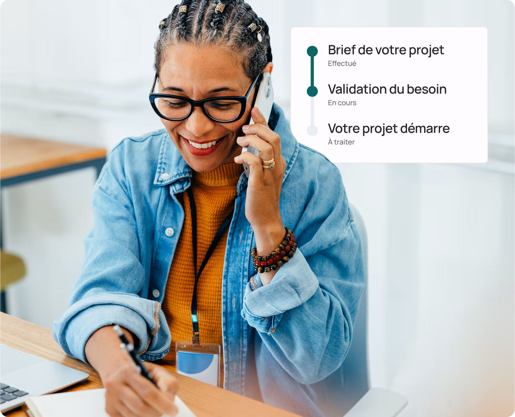 Décideuse dans une entreprise cliente de zoulloo qui définit son besoin en talents par téléphone avec un Customer Success Manager