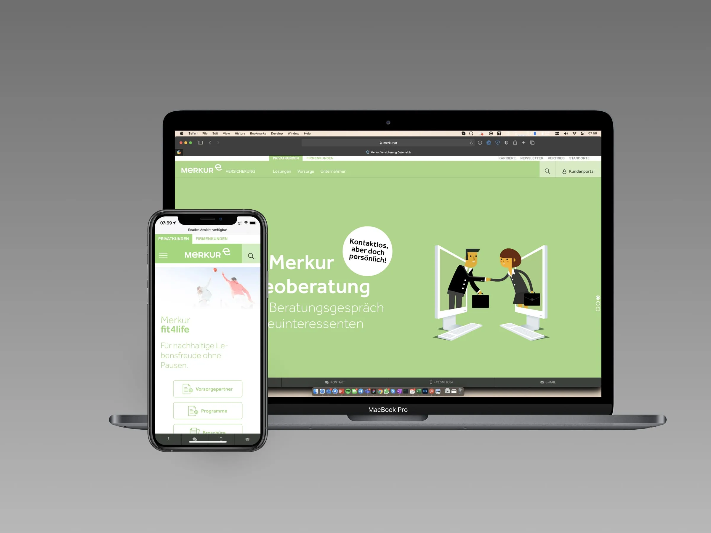 MacBook Pro und iPhone zeigen Merkur Versicherungswebsite mit grünem Hintergrund und Illustration zweier Personen, die sich durch Computerbildschirme die Hand schütteln.