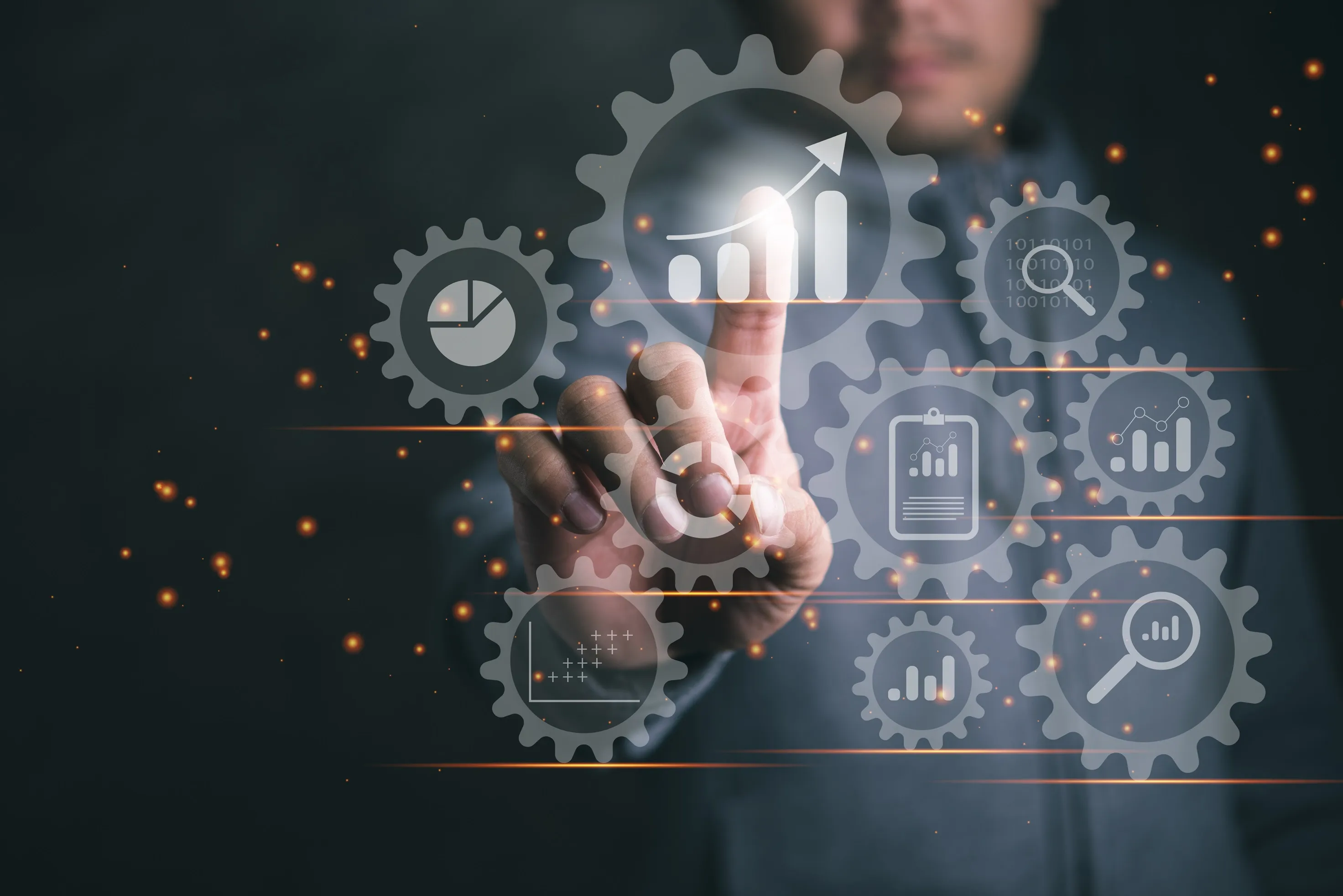 Person tippt auf eine virtuelle Mitte digitaler Zahnräder mit Symbolen für Datenanalyse und Wachstum.