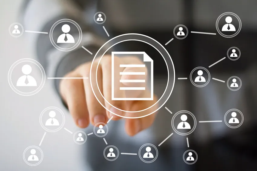 Hand tippt auf ein digitales Symbol einer vernetzten Personen- und Dokumentenübersicht.