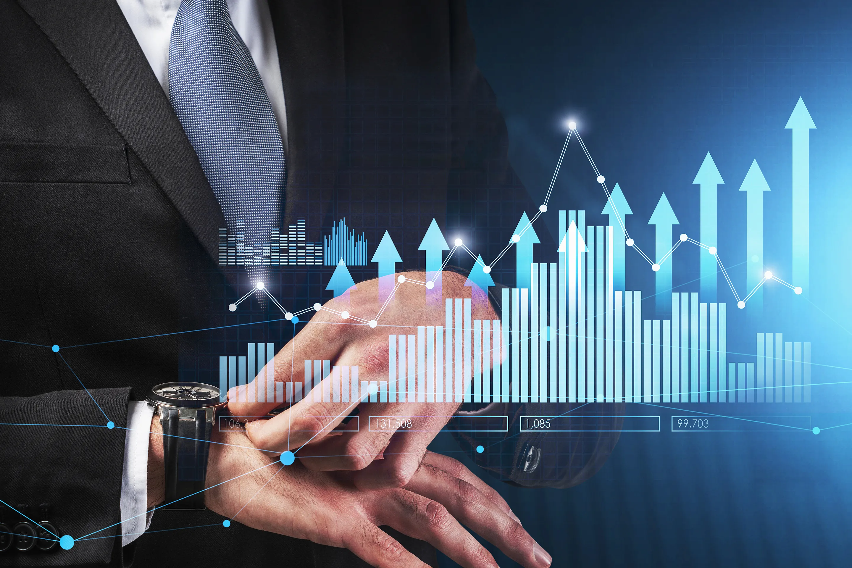 Geschäftsmann in Anzug überprüft die Uhr mit überlagerten digitalen Diagrammen und steigenden Pfeilen.