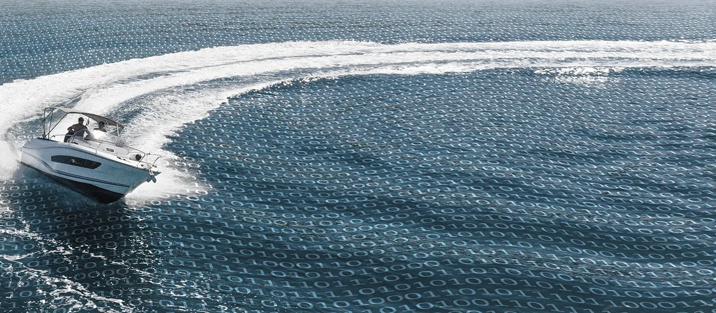 Speedboot fährt auf Wasser mit überlagerten binären Zahlen, die Digitalisierung symbolisieren.