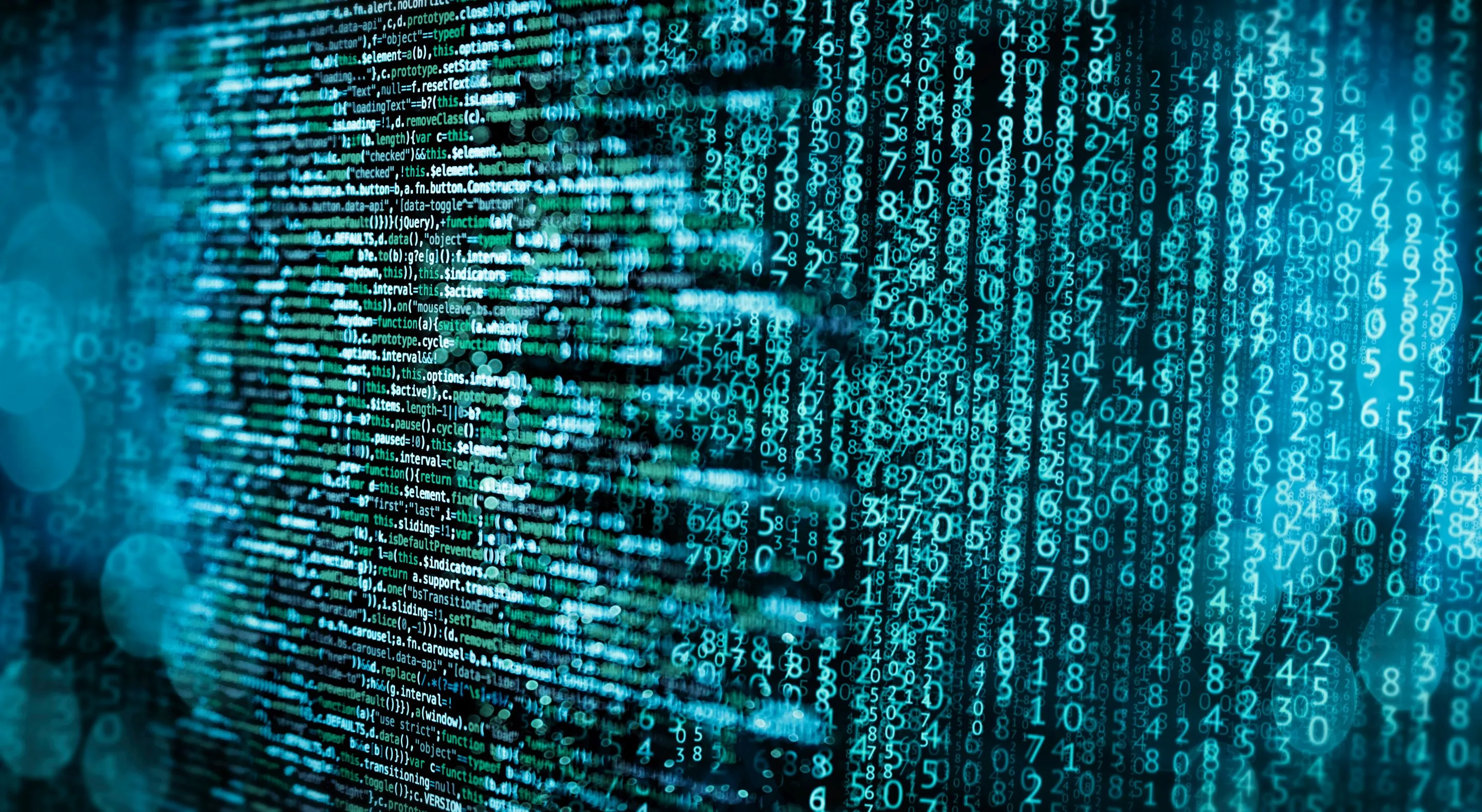 Digitale Darstellung eines menschlichen Gesichts, zusammengesetzt aus grün-blauen Computercodes und Zahlen.