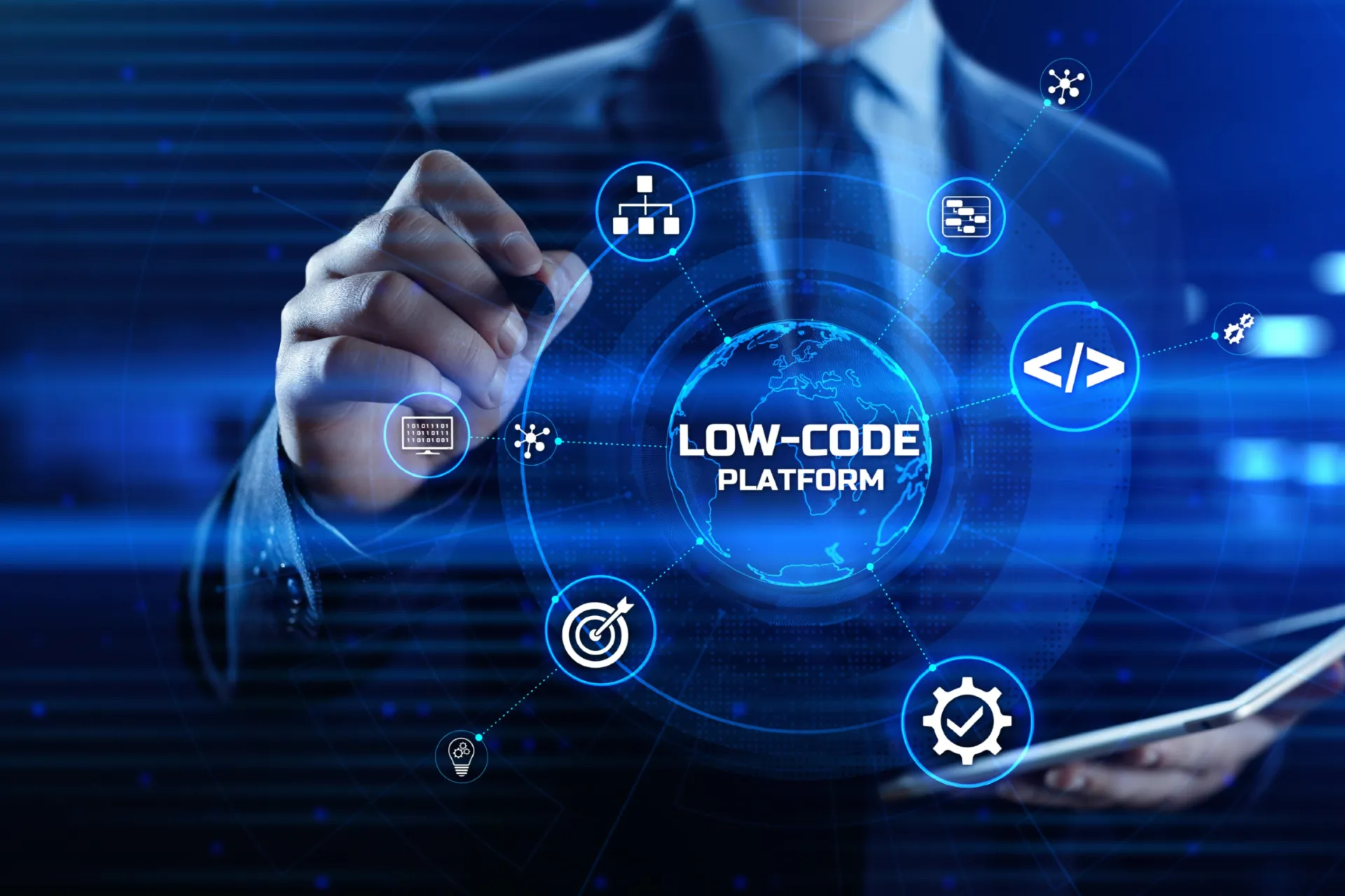 Geschäftsperson in Anzug, die ein digitales Low-Code-Plattform-Interface mit vernetzten Technologie- und Programmierungssymbolen steuert.