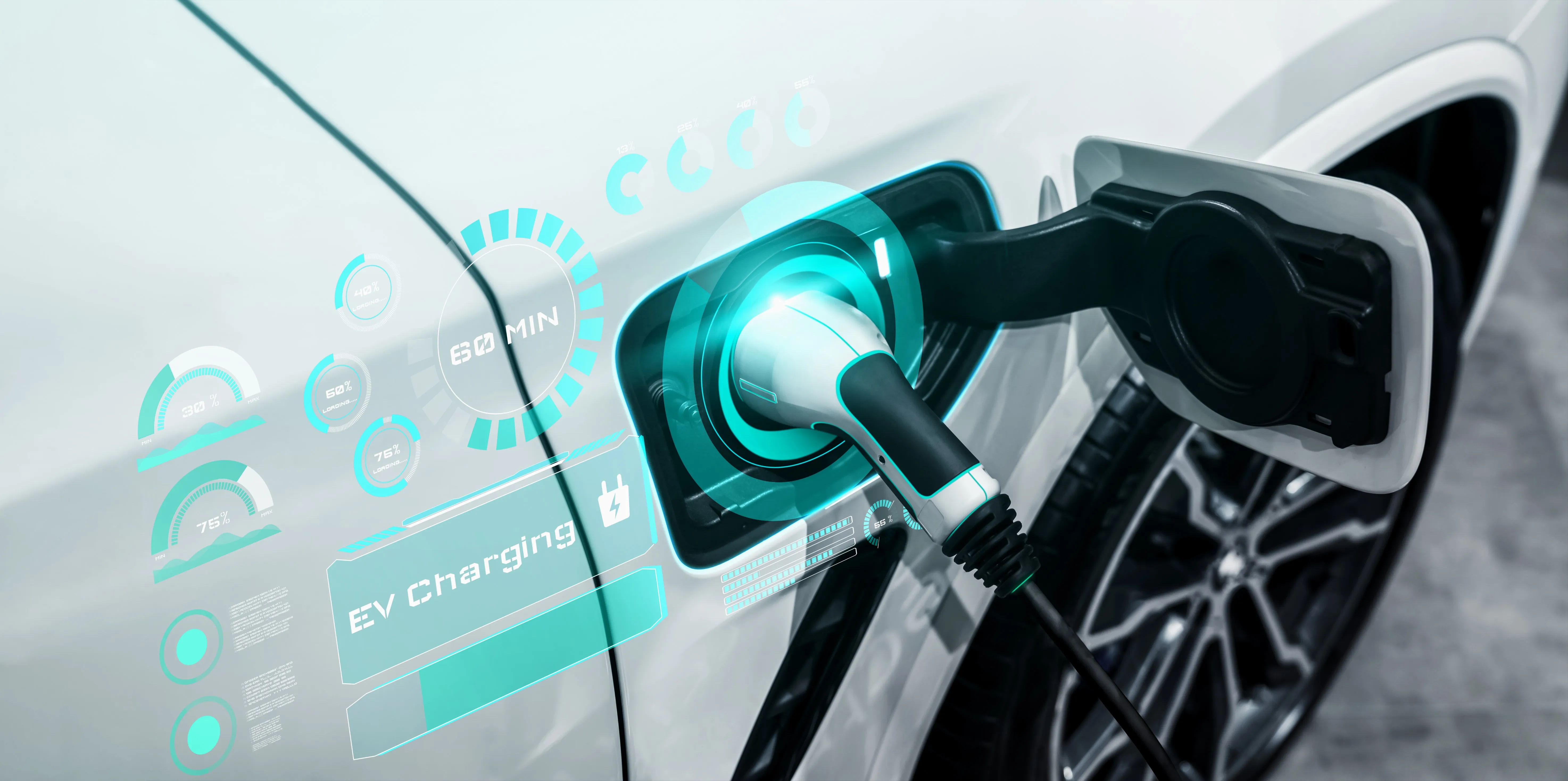 Elektroauto wird an Ladestation aufgeladen mit digitalen Anzeige-Symbolen für Ladezeit und Ladezustand.