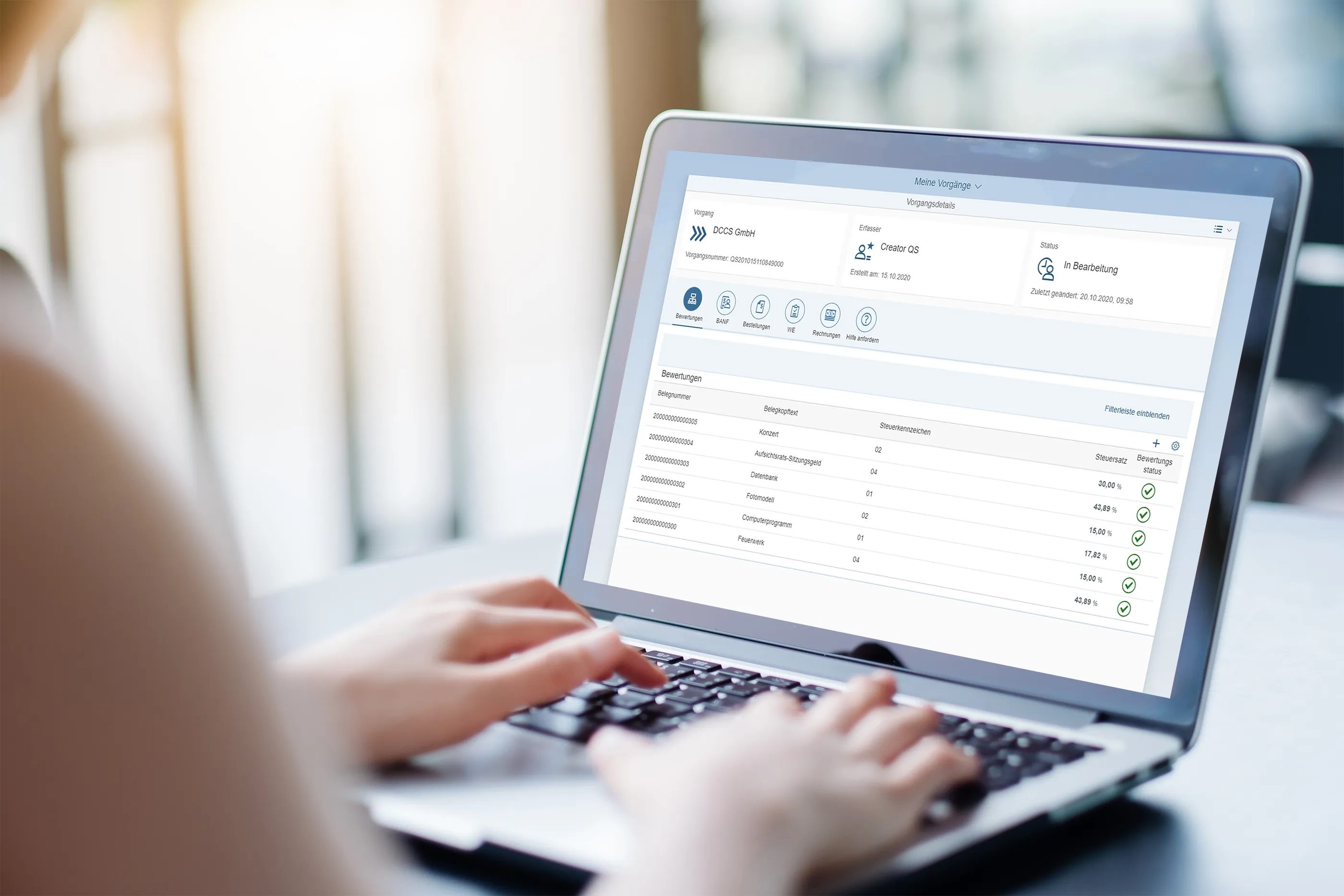 Person arbeitet an einem Laptop mit geöffnetem Software-Dashboard zur Daten- und Steuerkennzeichenverwaltung.
