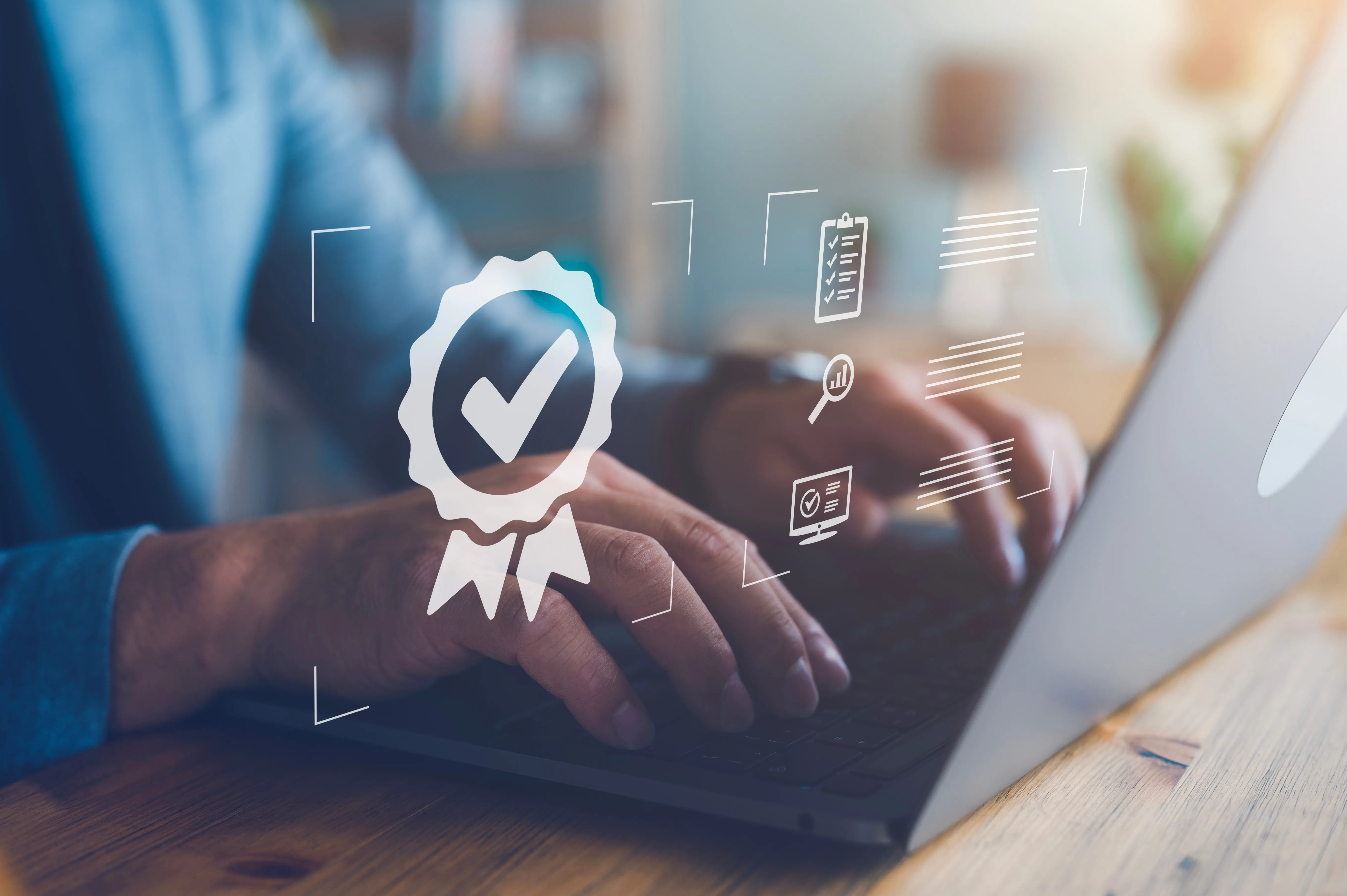 Person tippt auf Laptop-Tastatur mit Symbolen für Qualitätsprüfung, Checkliste und Analyse eingeblendet.