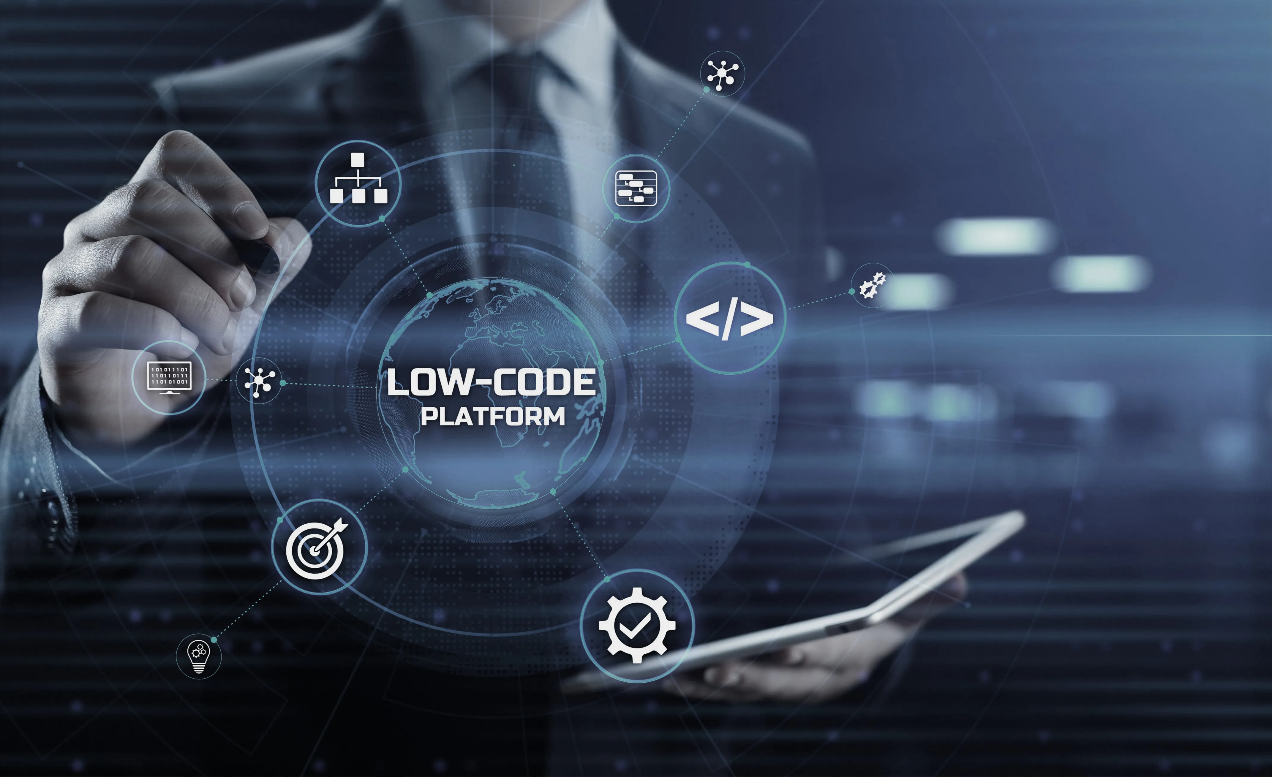 Geschäftsmann in Anzug hält Tablet vor digitaler Anzeige mit Icons und Text „Low-Code Plattform“. 