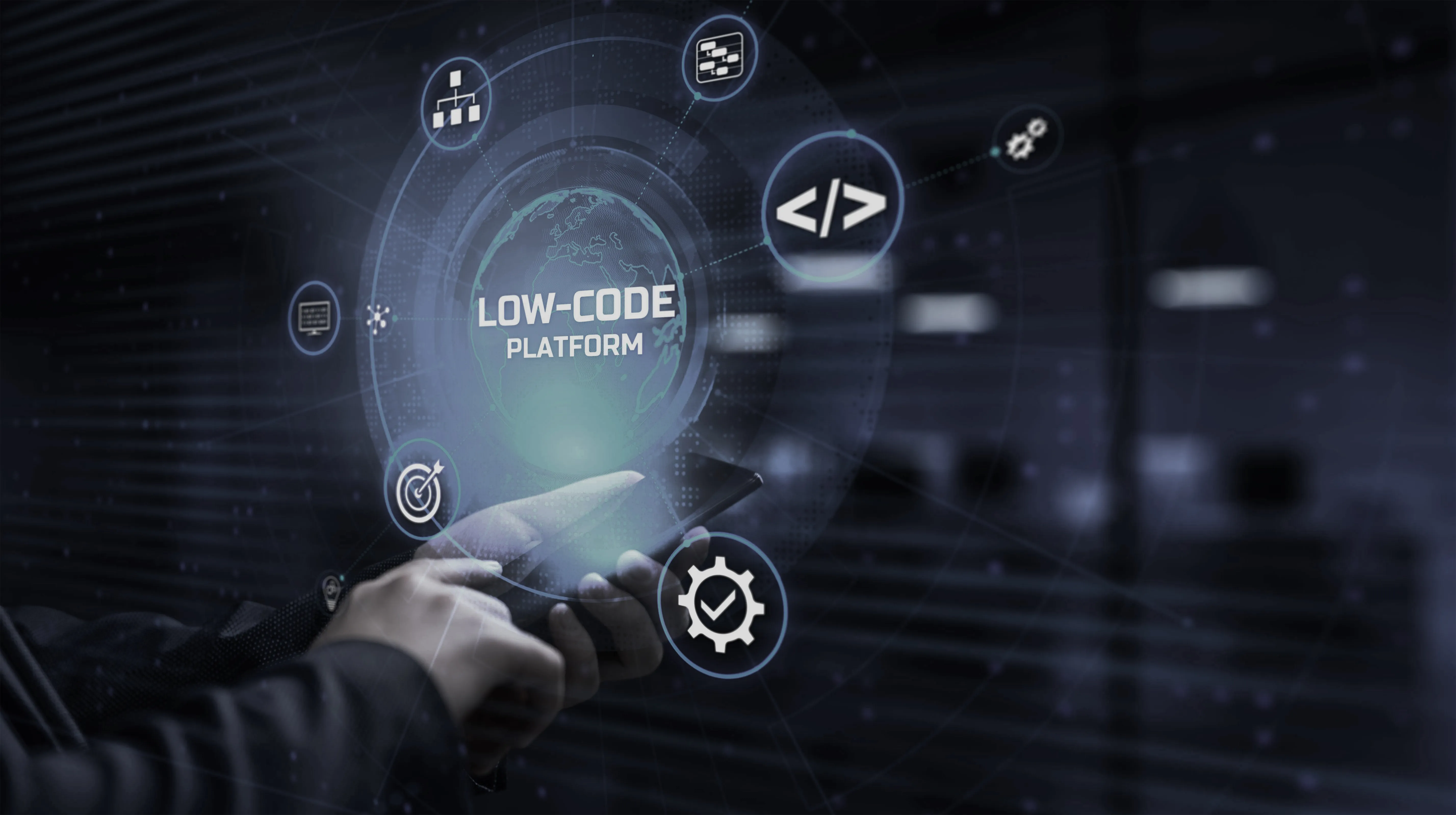 Hände bedienen ein Smartphone mit einer schwebenden digitalen Anzeige der Low-Code-Plattform und zugehörigen Programmier- und Technologie-Icons.