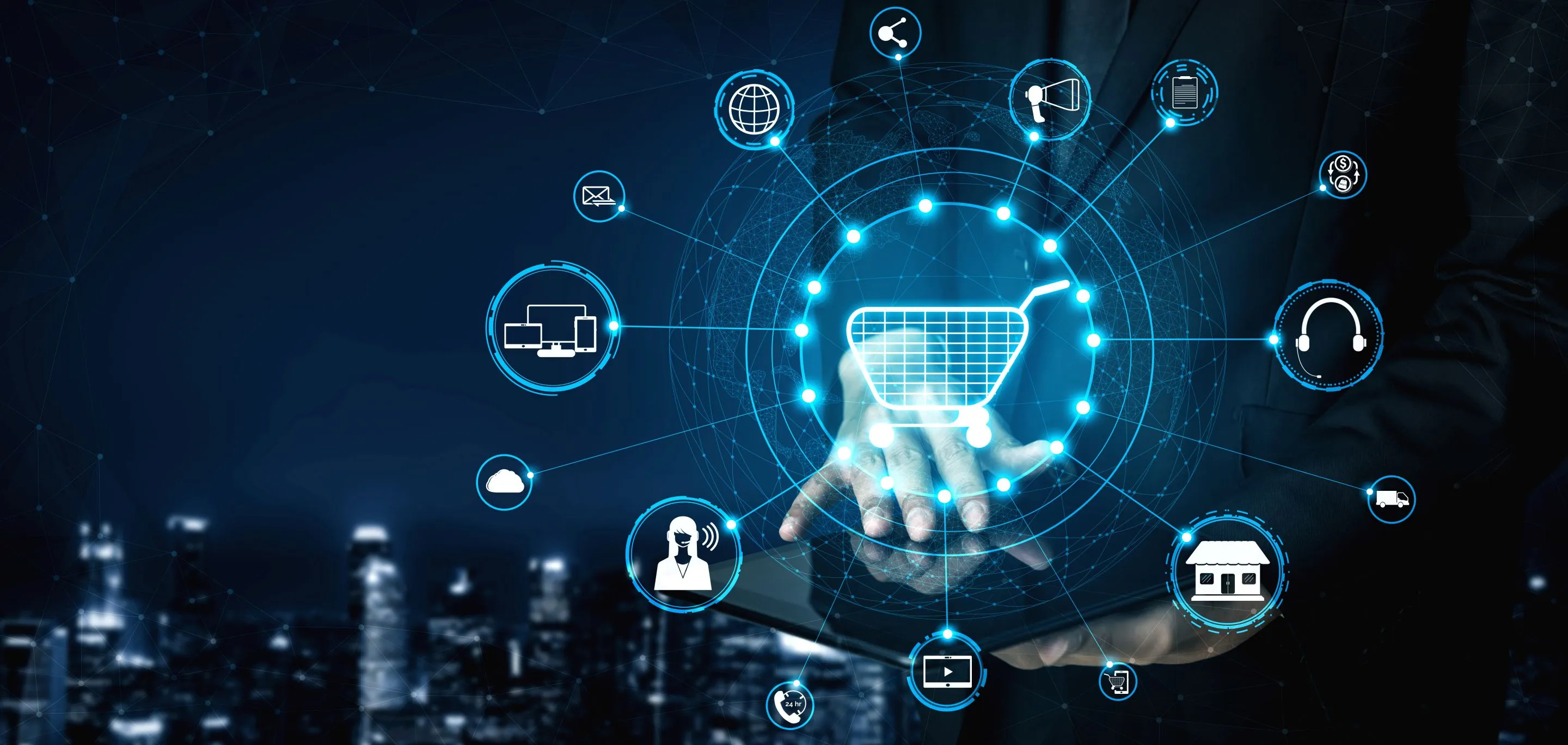 Geschäftsperson zeigt auf ein digitales Einkaufswagen-Symbol, umgeben von vernetzten Symbolen für E-Commerce, Kundenservice, Versand und Online-Marketing.