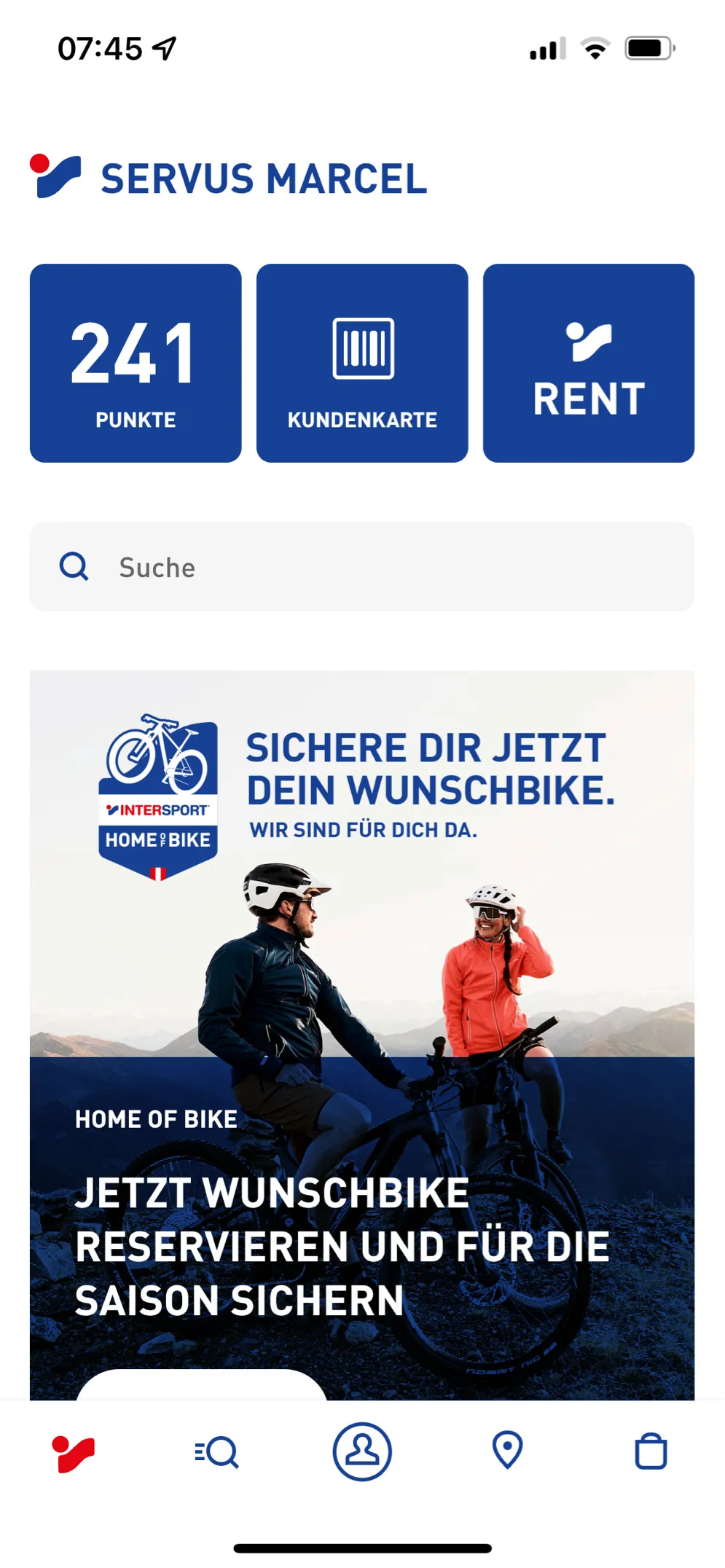 Handybildschirm zeigt App-Begrüßung für Marcel mit 241 Punkten, Kundekarte und Rent-Option, Suchleiste, Werbung für Intersport Home of Bike mit zwei Fahrradfahrern und Text zum Reservieren eines Wunschbikes für die Saison.