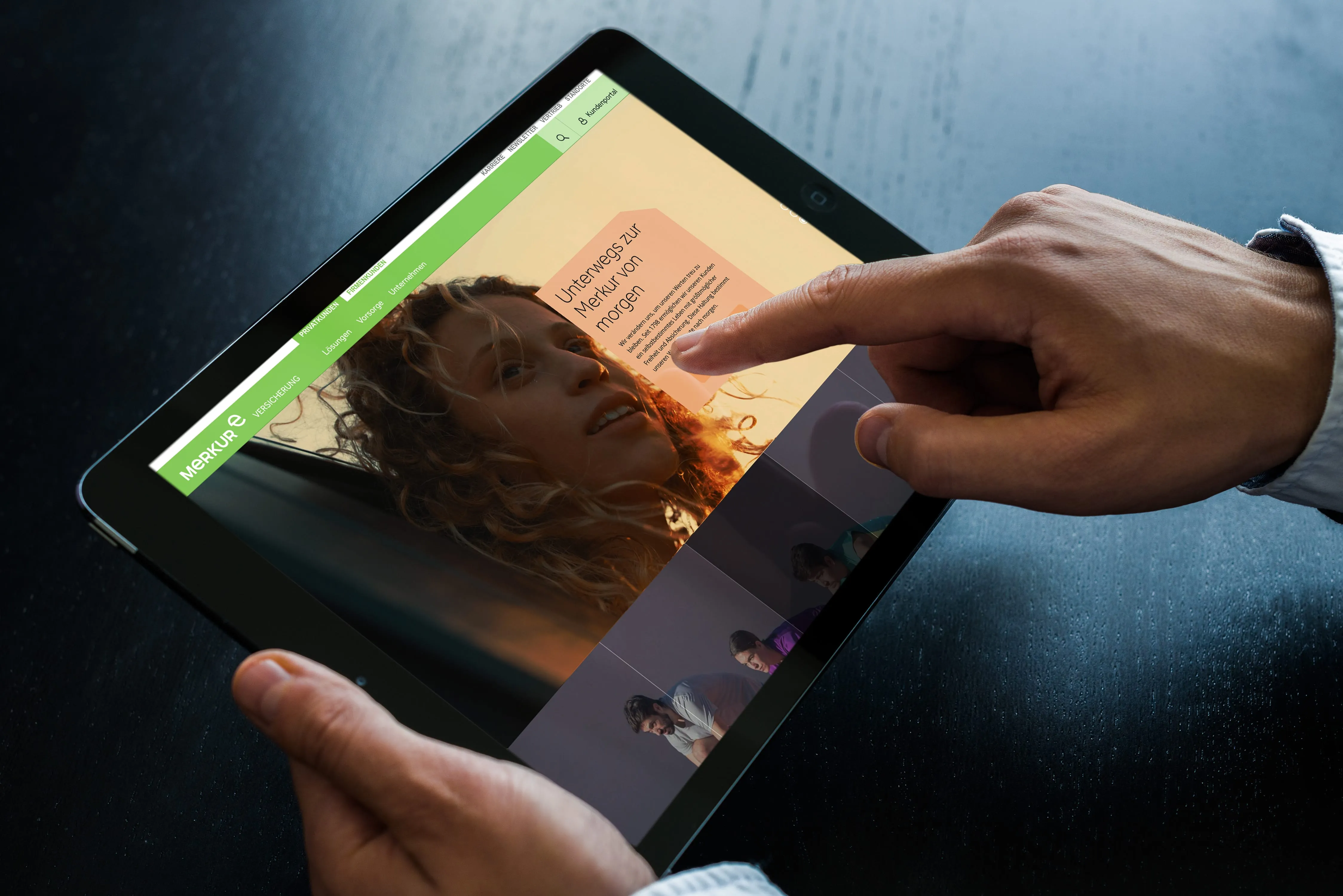 Jemand zeigt mit dem Finger auf die Webseite der Merkur Versicherung auf einem Tablet, Das Bild zeigt eine Frau mit lockigem Haar im Hintergrund.