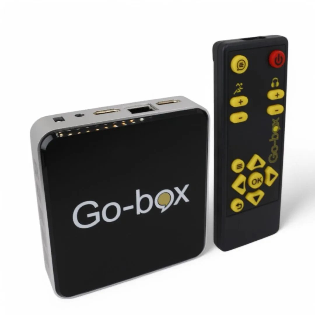 GoBox kastje naast een televisie, ondertiteling wordt hardop voorgelezen