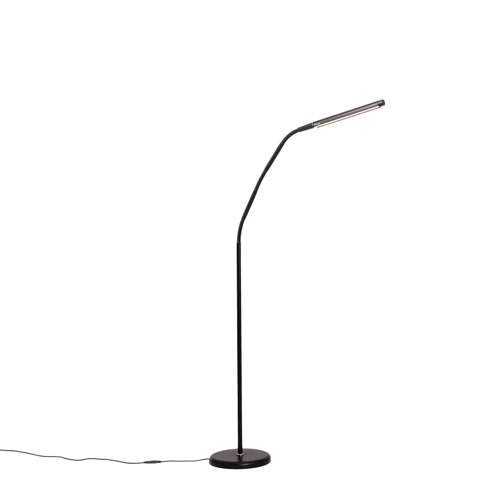 Staande leeslamp naast een leesstoel met helder licht op een boek