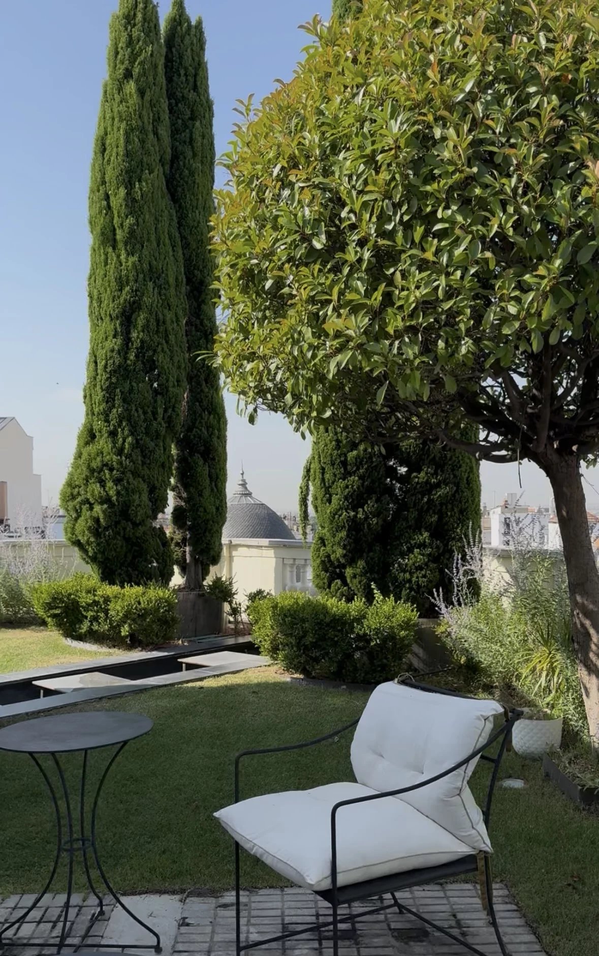 Spacious penthouse with 130m2 of garden