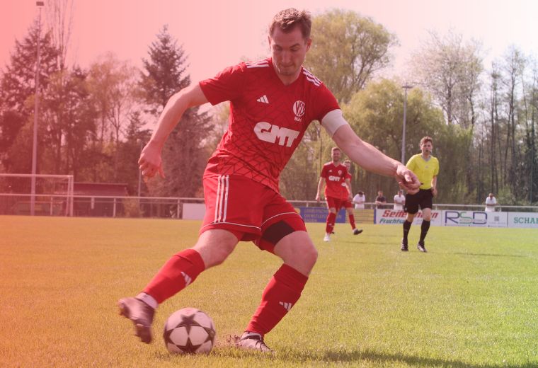 Person spielt Fußball