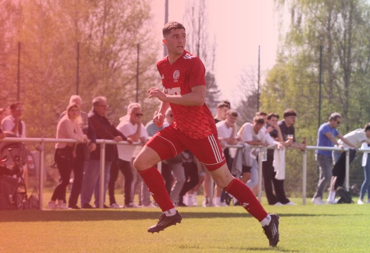 Person spielt Fußball