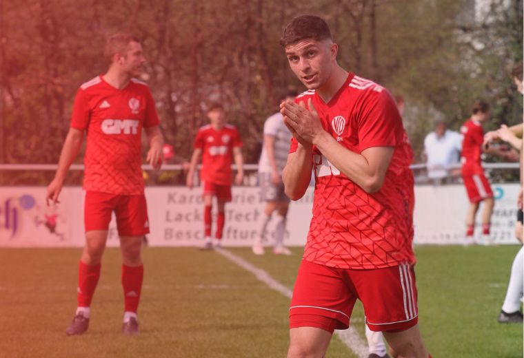 Personen spielen Fußball