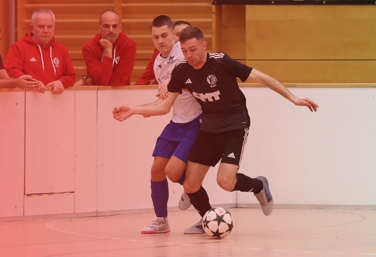 Personen spielen Fußball