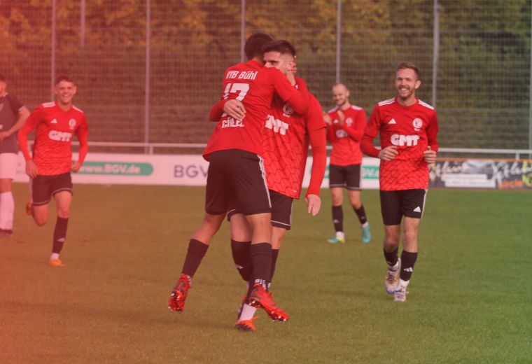 Personen spielen Fußball