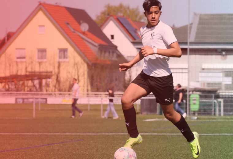 Person spielt Fußball