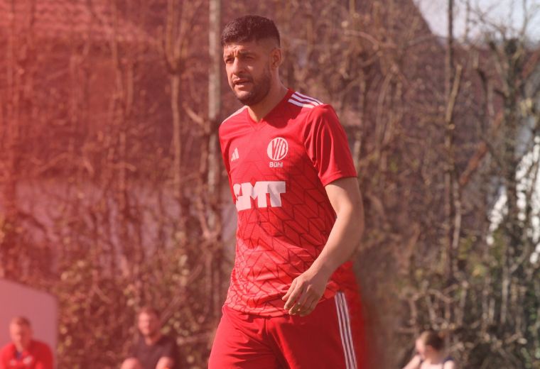 Person läuft über das Spielfeld