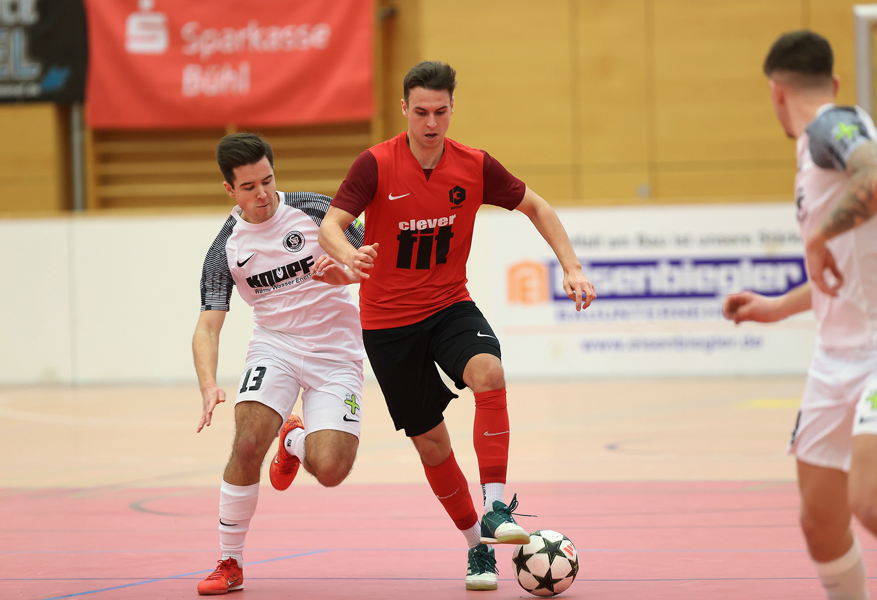 Personen spielen Fußball