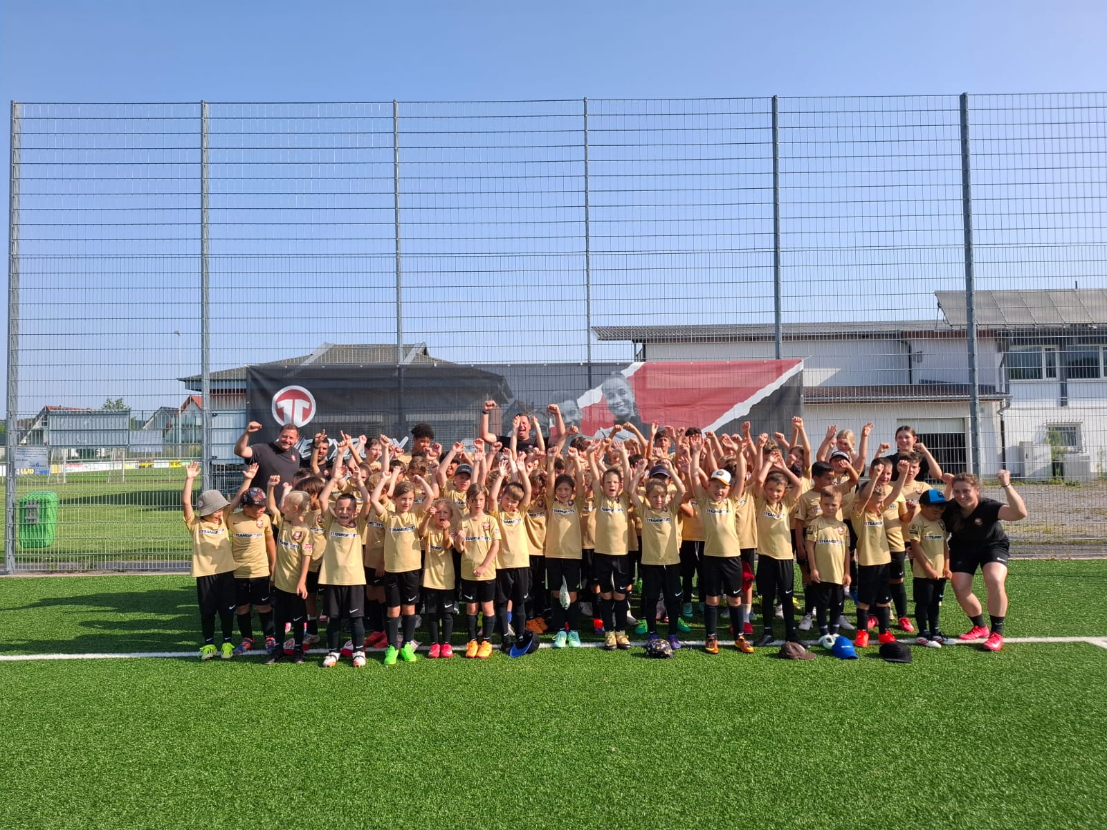 Gruppe Jubelt auf einer Veranstaltung