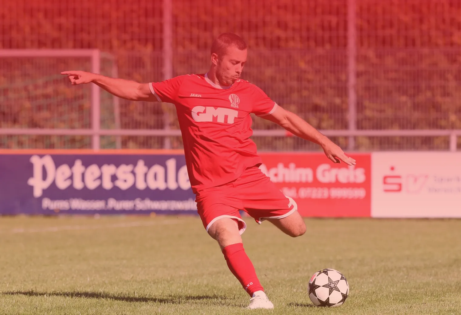 Person spielt Fußball