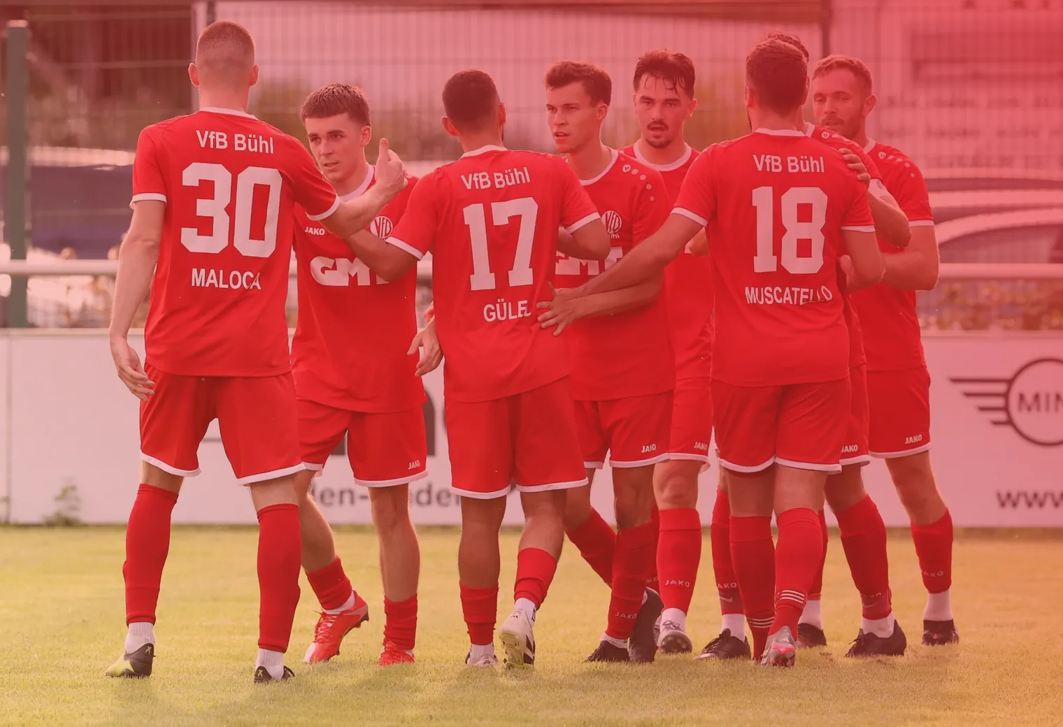 Person spielt Fußball