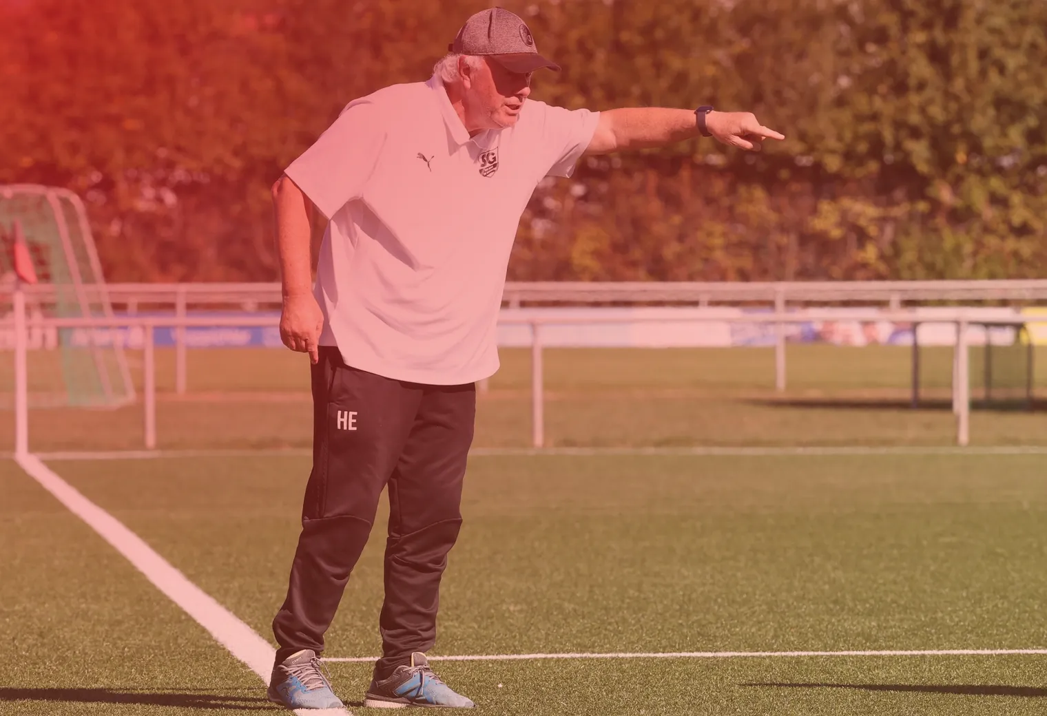 Person spielt Fußball