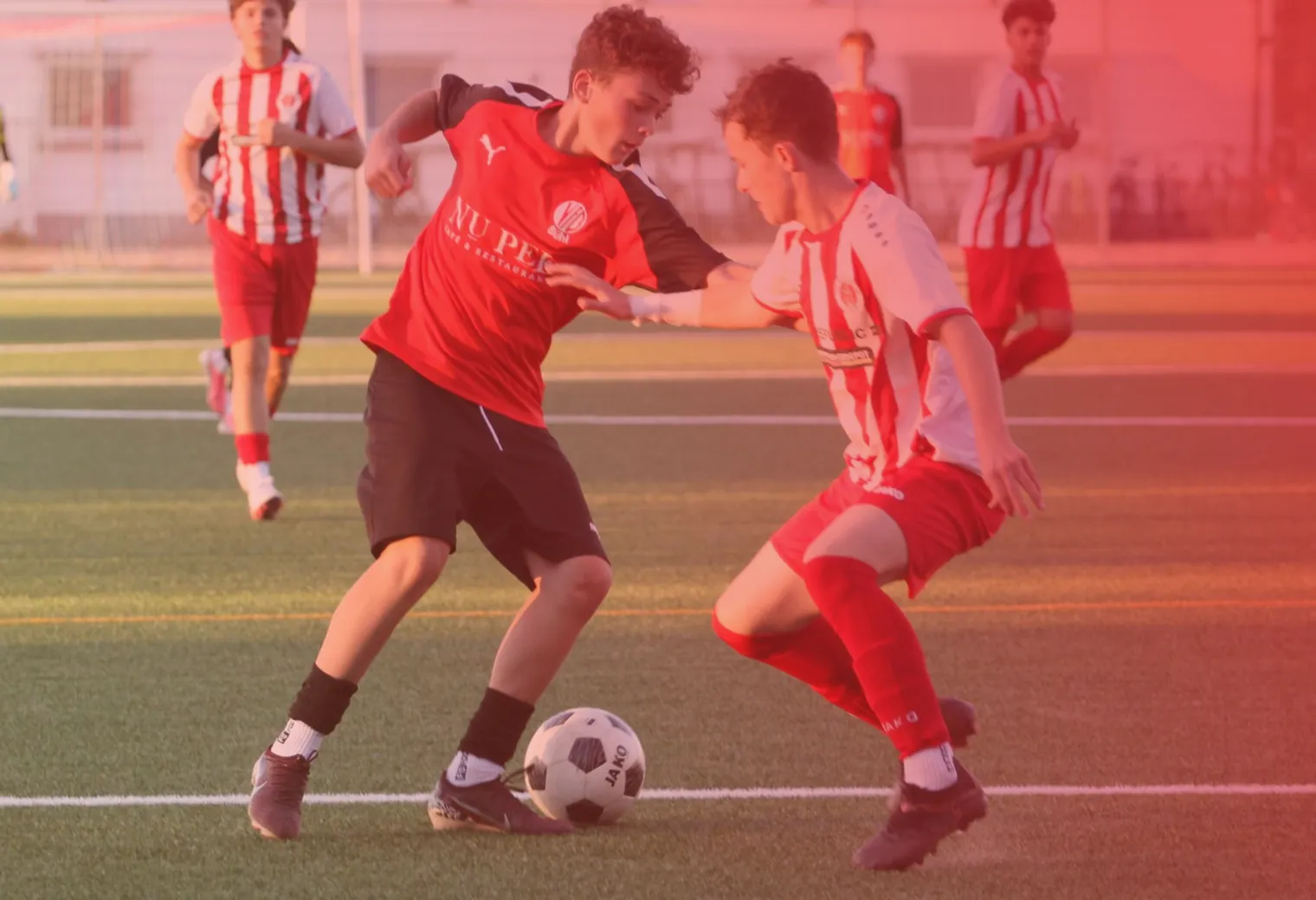 Person spielt Fußball