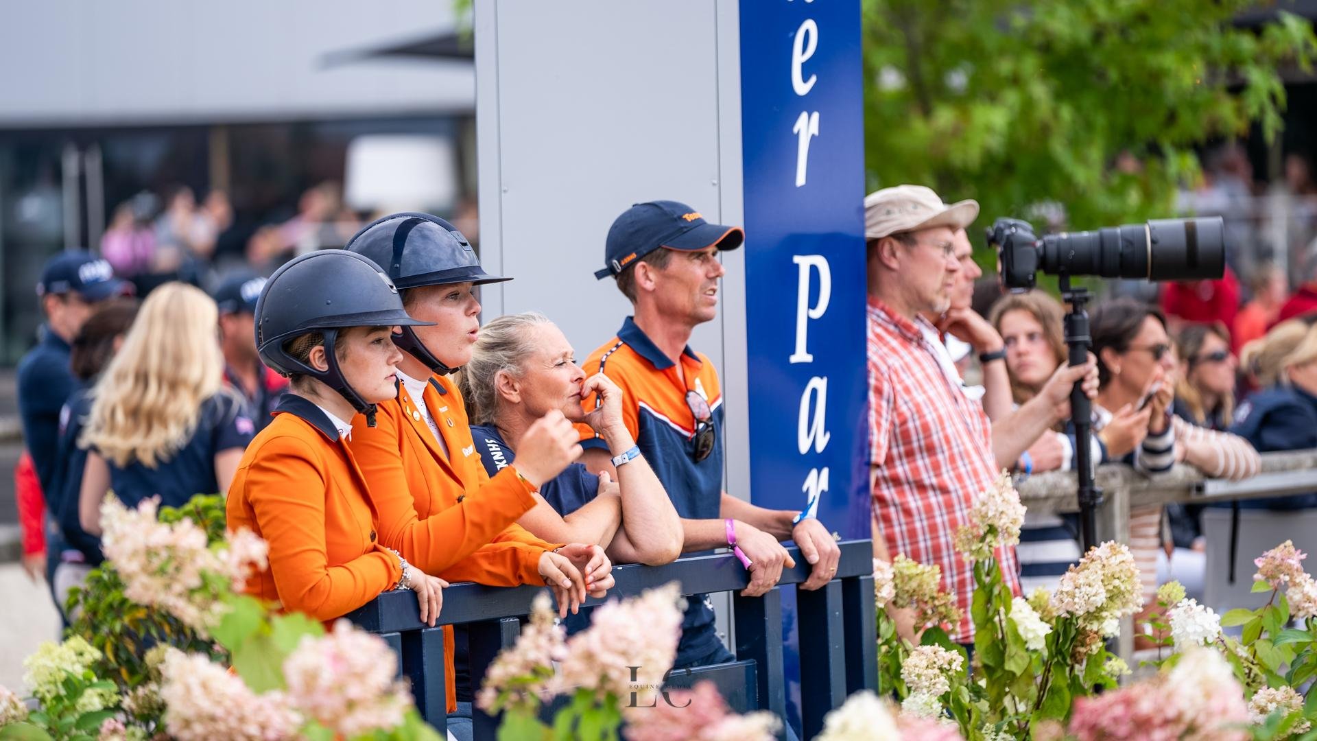 Het PurSang-team langs de ring op een wedstrijd