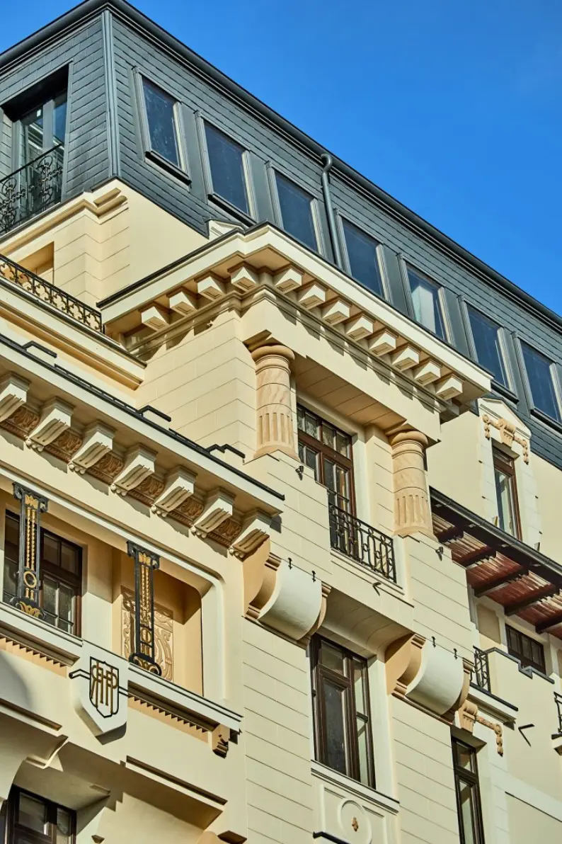 Vedere panoramică cu clădirea Mille 18 Events – rooftop elegant în centrul Bucureștiului, cu priveliște spre Palatul Parlamentului și Parcul Cișmigiu