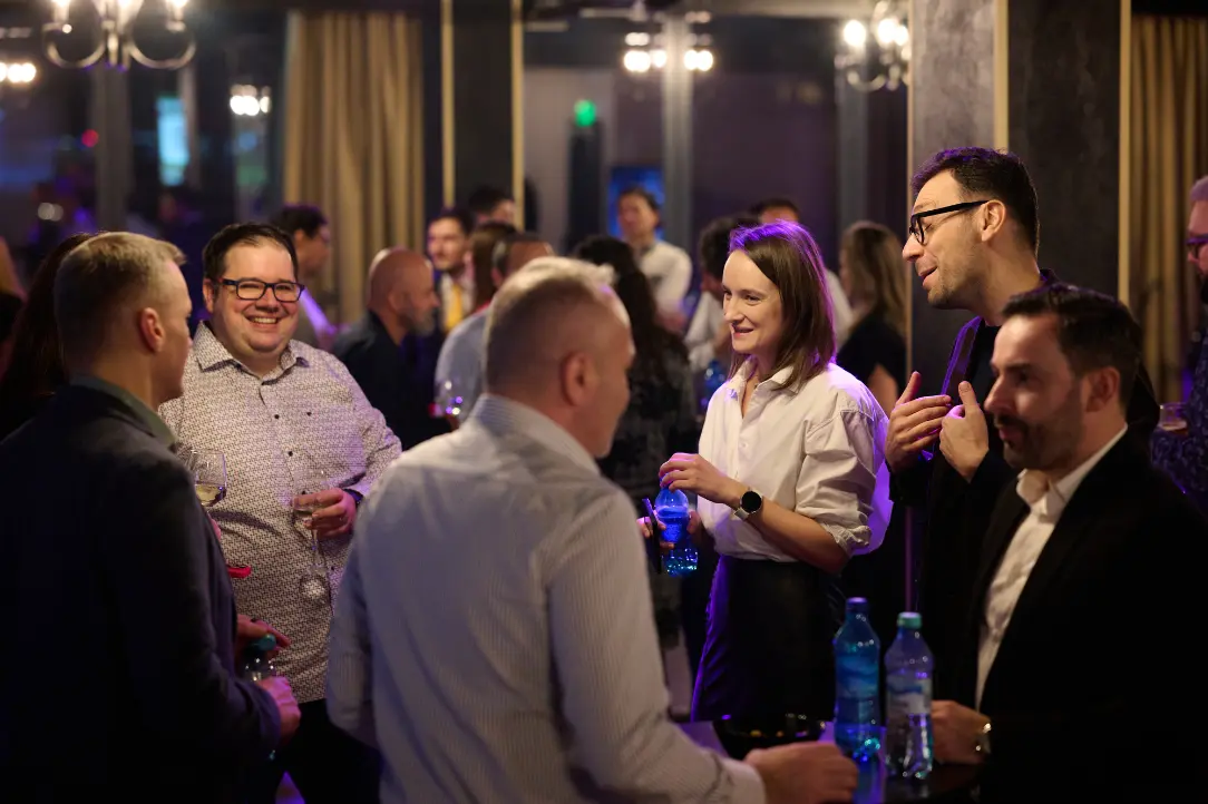 Eveniment corporate organizat la Mille 18 Events – setup elegant, echipamente moderne și atmosferă profesională într-un spațiu rooftop din București