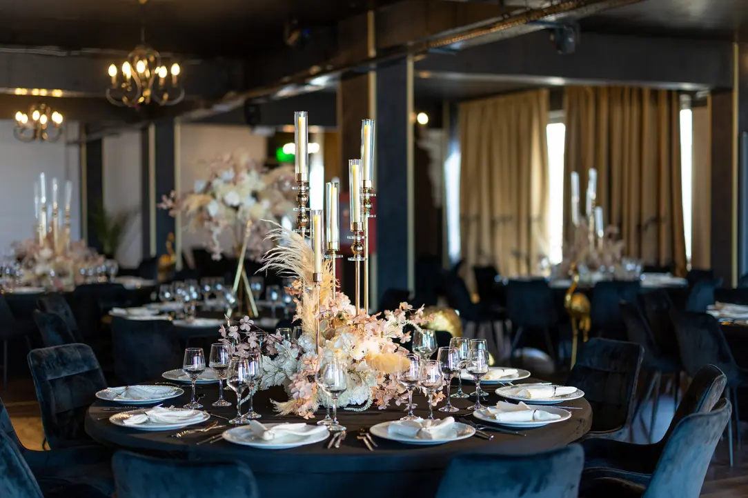 Eveniment privat la Mille 18 Events – decor elegant, atmosferă intimă și vedere spectaculoasă asupra orașului, perfect pentru petreceri și aniversări