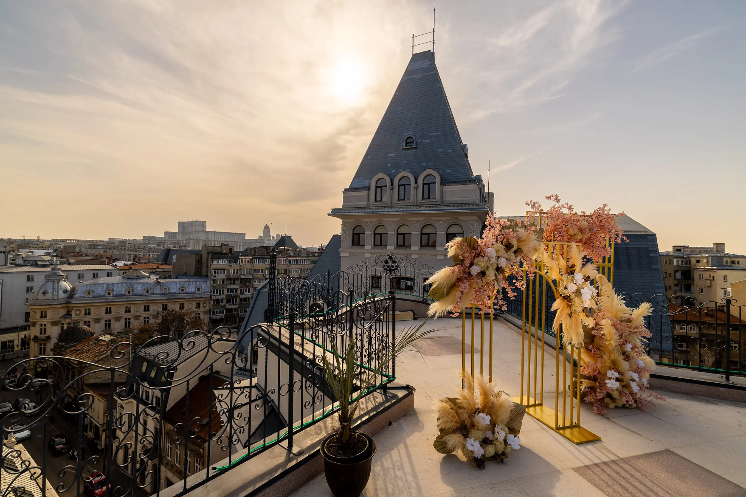 Panoramă de pe rooftop-ul Mille 18 Events – vedere spectaculoasă de 360° asupra Bucureștiului, incluzând Palatul Parlamentului și Parcul Cișmigiu