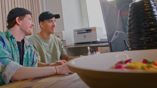 Benni und Pascal bei der Arbeit im Stickladen